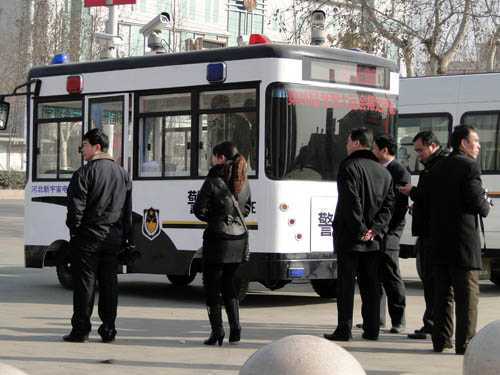 躍迪流動警務室助力人大會議勝利召開現場