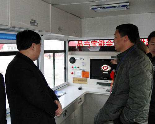 人大代表參觀躍迪流動警務室內設功能以及配置