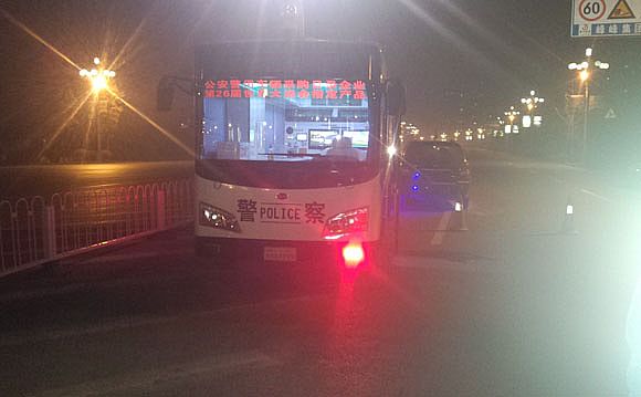 夜間執勤的躍迪移動警務室前方