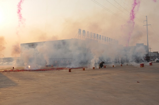 2015年新年上班第一天，鞭炮齊鳴，禮花沖天，精神飽滿干事業！