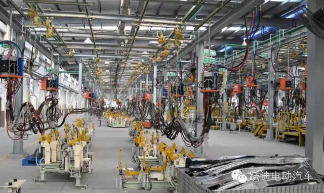 躍迪電動汽車裝車完畢發(fā)往荊州,買躍迪電動汽車可投保,解決您的后顧之憂!