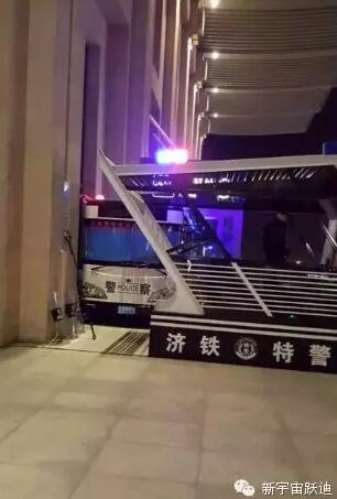 躍迪移動警務室執勤于濟鐵站—全面治安防控