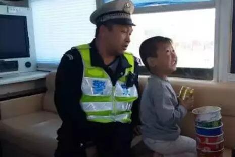 貪玩幼童上高速—躍迪移動(dòng)警務(wù)室助力，熱心民警忙尋親