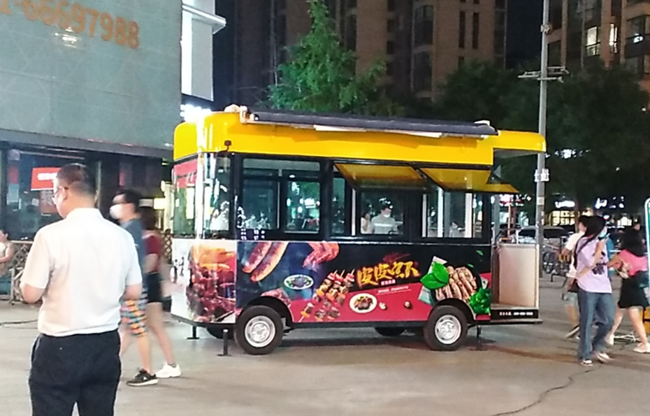 副市長帶頭打卡 | 躍迪移動商亭“現身”夜市引圍觀熱潮