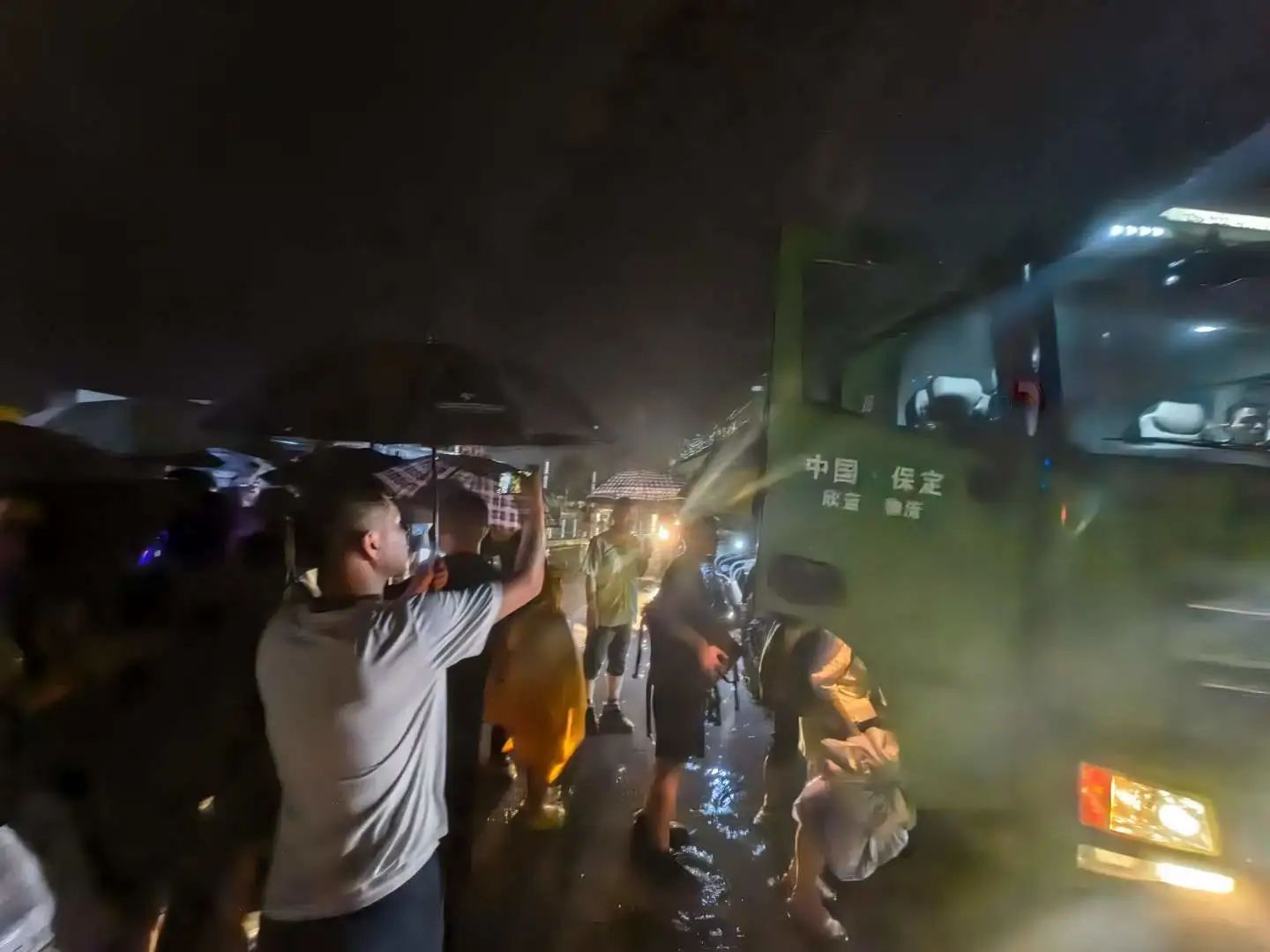 昨晚保定市強降暴雨丨躍迪汽車保定分公司，連夜出動70臺新能源渣土車參與保定市救援工作