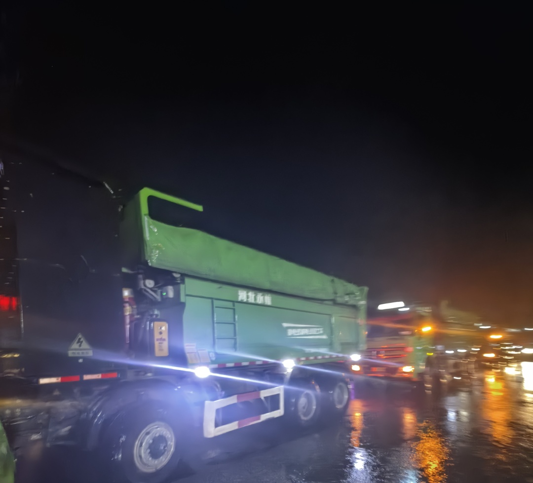 昨晚保定市強降暴雨丨躍迪汽車保定分公司，連夜出動70臺新能源渣土車參與保定市救援工作