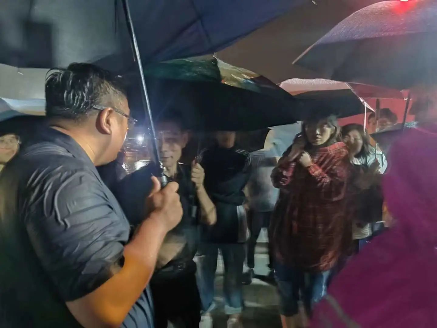 昨晚保定市強降暴雨丨躍迪汽車保定分公司，連夜出動70臺新能源渣土車參與保定市救援工作