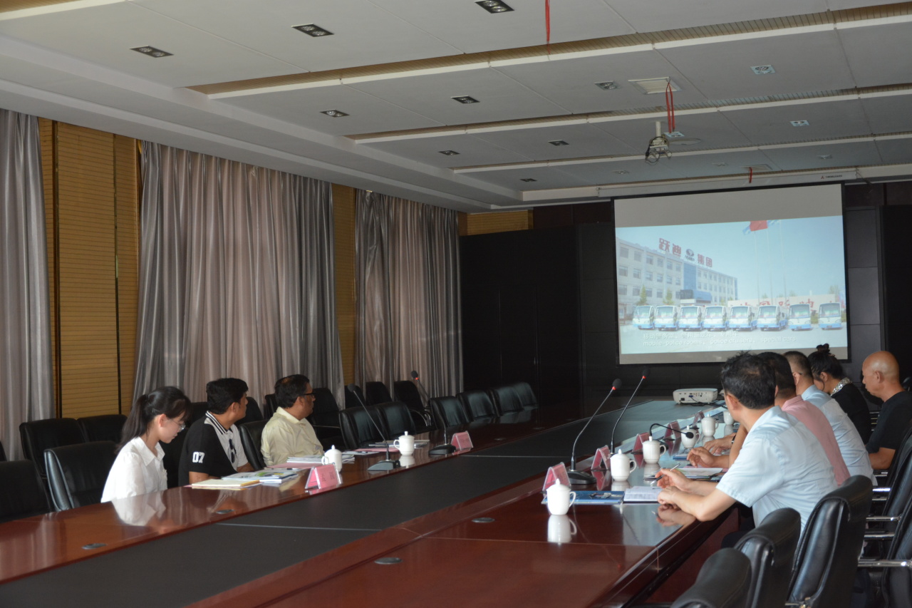 巴中商業協會聯合主席一行到躍迪集團參觀考察洽談合作