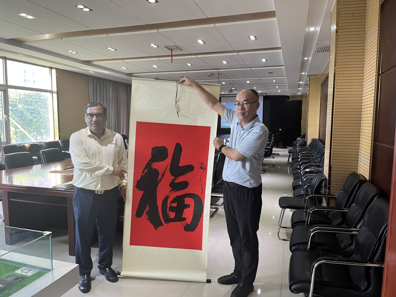 巴中商業協會聯合主席一行到躍迪集團參觀考察洽談合作