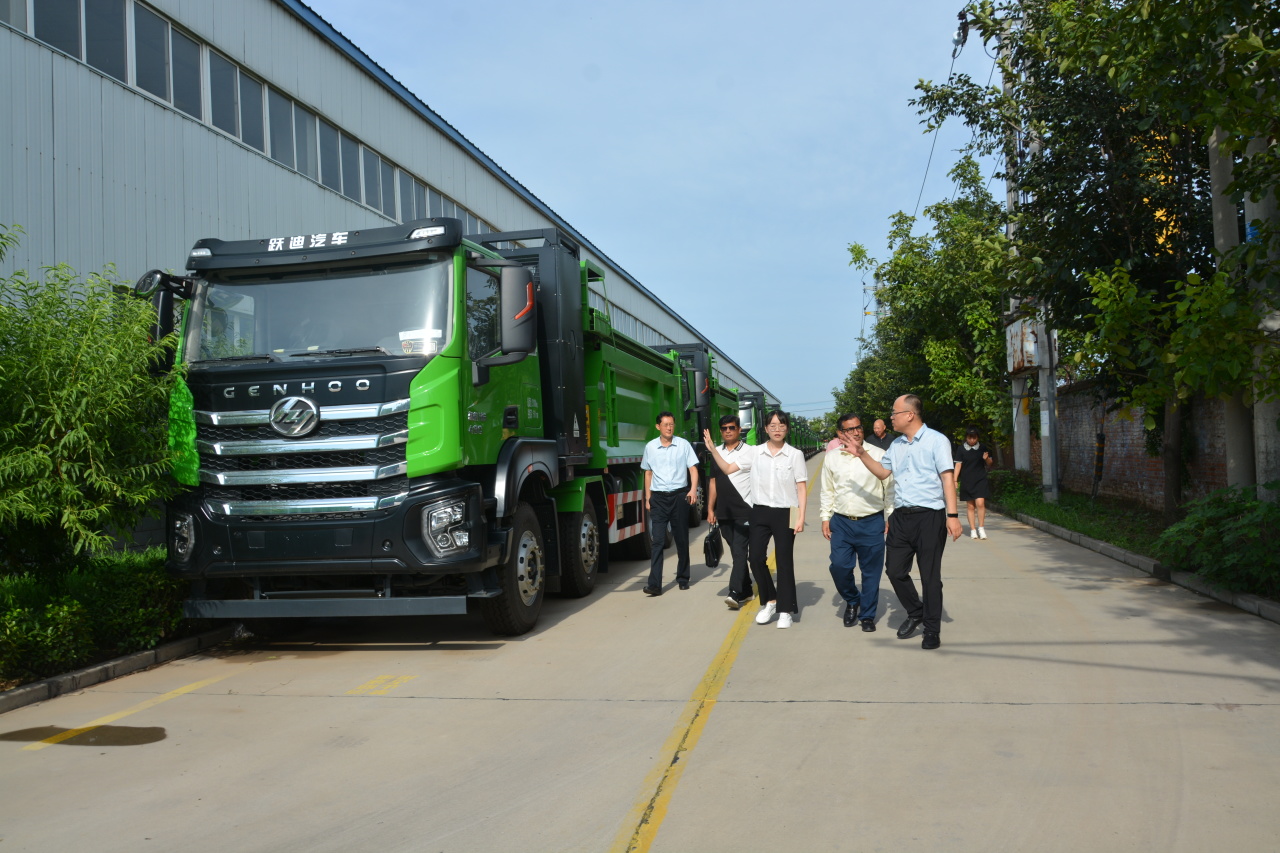 巴中商業協會聯合主席一行到躍迪集團參觀考察洽談合作