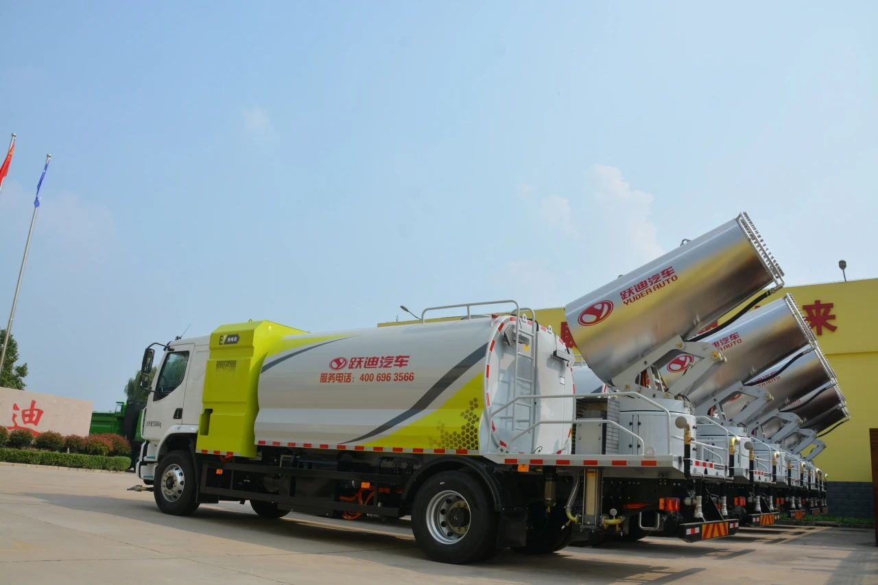 夏日降溫好幫手-躍迪集團新能源灑水車、新能源綠化噴灑車發車