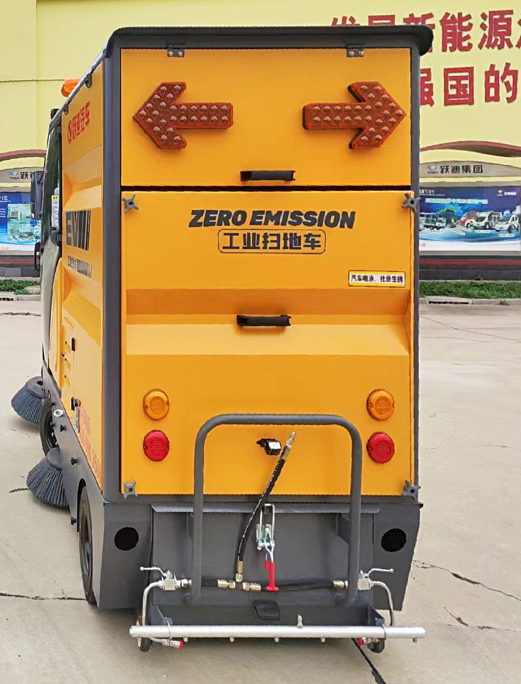 強力吸塵,高效清掃-躍迪小型清掃車